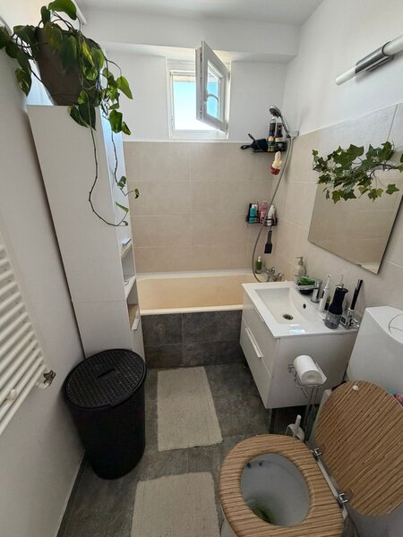 Drumul Taberei (langa metrou Romancierilor)